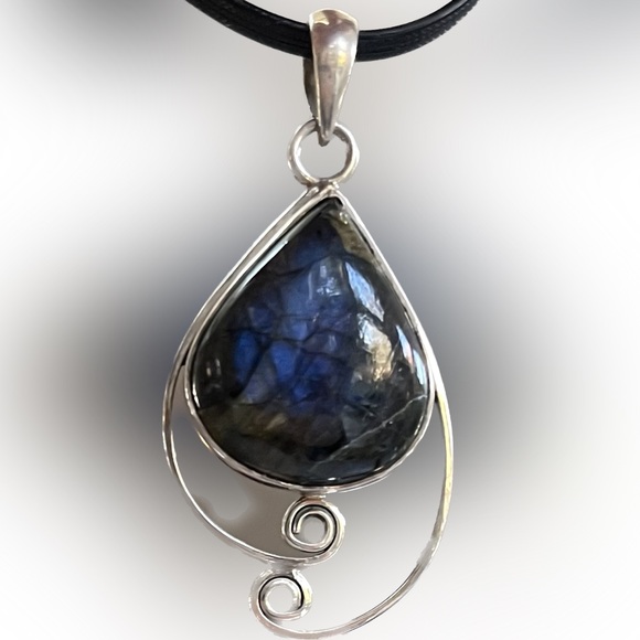 NWOT - BEOTHUCK Labradorite Sterling Silver Teardrop Pendant - Corner Brook, NL. - Picture 3 of 6